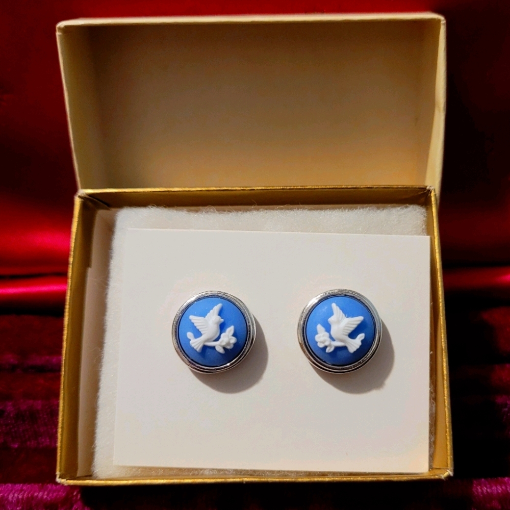 NWOT - Vintage 1983 Avon Blue Cameo Earrings